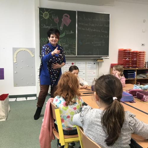 Bild zeigt Liselotte Paulmichl in der Klasse 