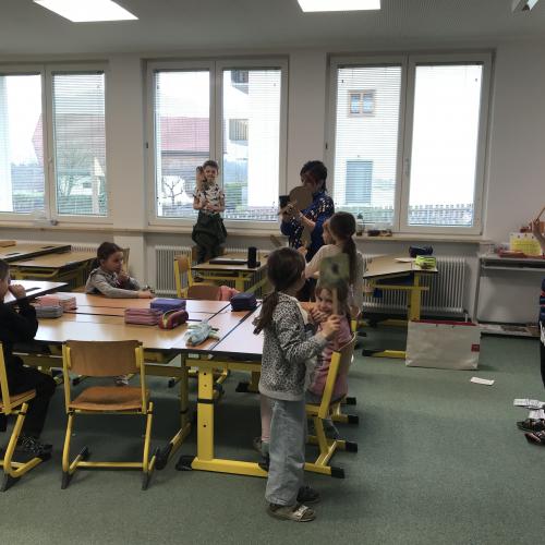 Bild zeigt Kinder mit Schautafeln