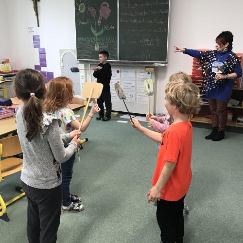 Bild zeigt Kinder mit Schautafeln 