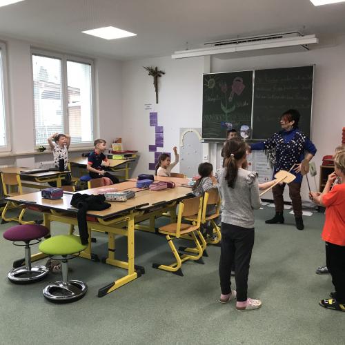 Bild zeigt Kinder mit Schautafeln 