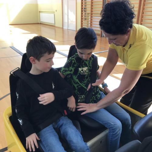 ÖAMTC Mitarbeiterin und Kinder im Spielzeugauto 