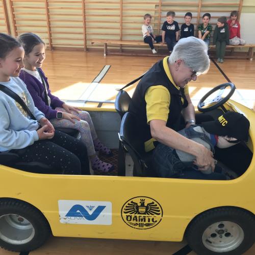 Kinder im ÖAMTC Spielzeugauto ( 2. Klasse)