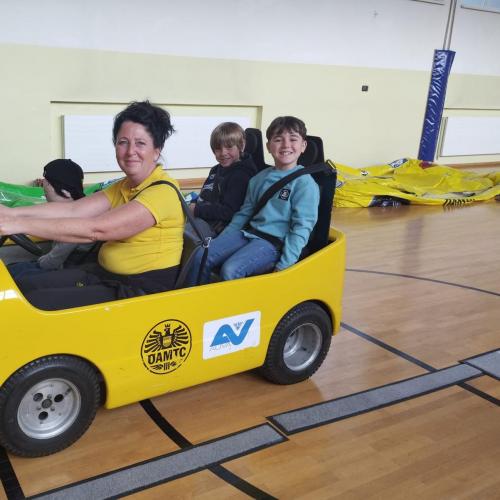 Kinder im ÖAMTC Spielzeugauto 