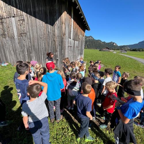 Kinder bei Besprechung der Regeln während des Trainings 