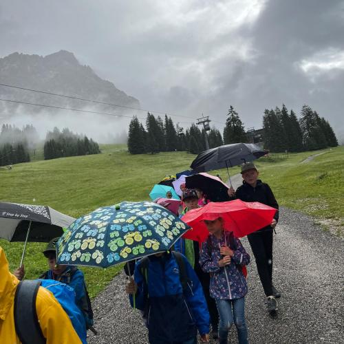 Kinder mit Regenschirmen