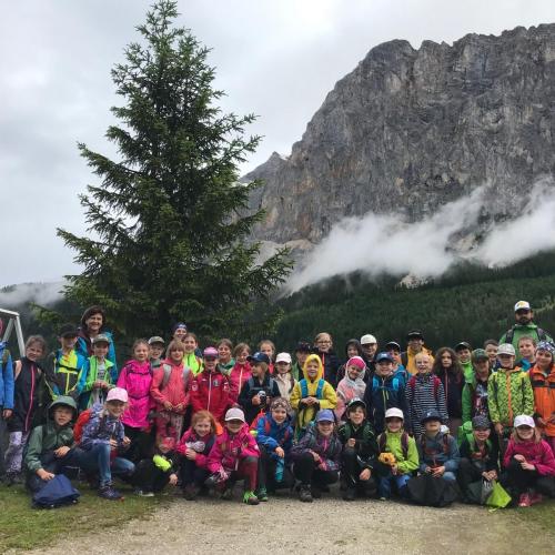 Alle Kinder auf einem Foto am See