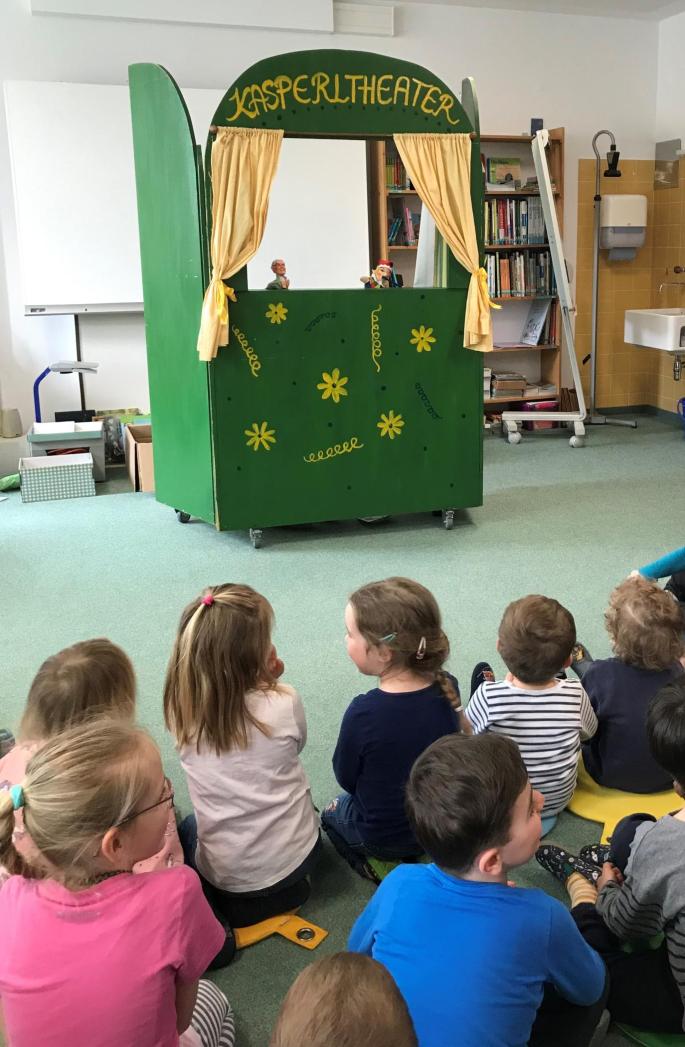 Bild zeigt Kasperltheater mit Kindern, die davorsitzen