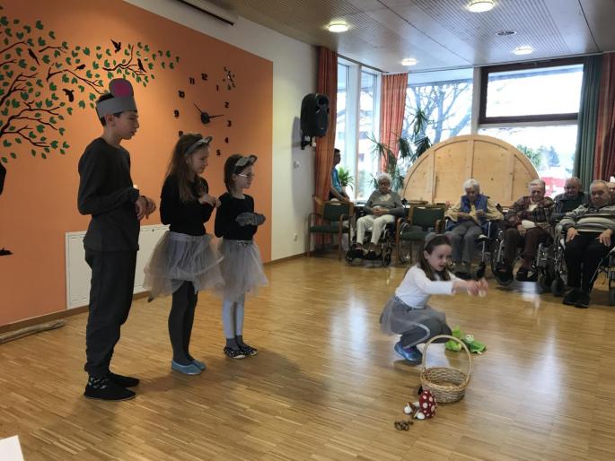 Bild zeigt als Mäuse verkleidete Kinder