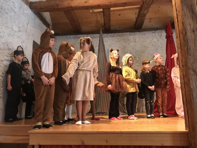 Bild zeigt Bärenmutter Bella mit ihrem Jungen