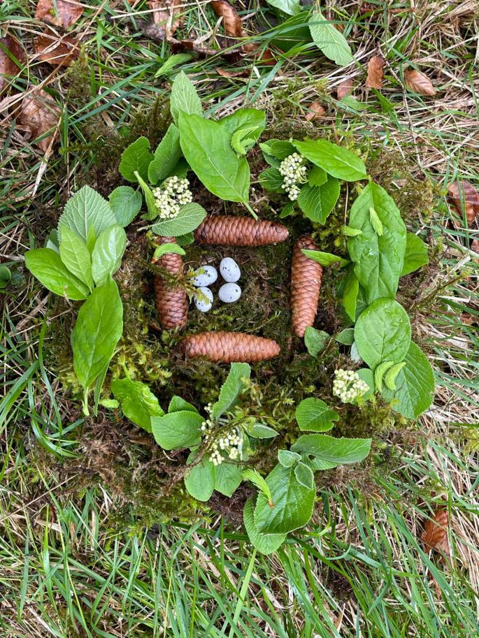 Nest, welches Kinder selbst gebaut haben