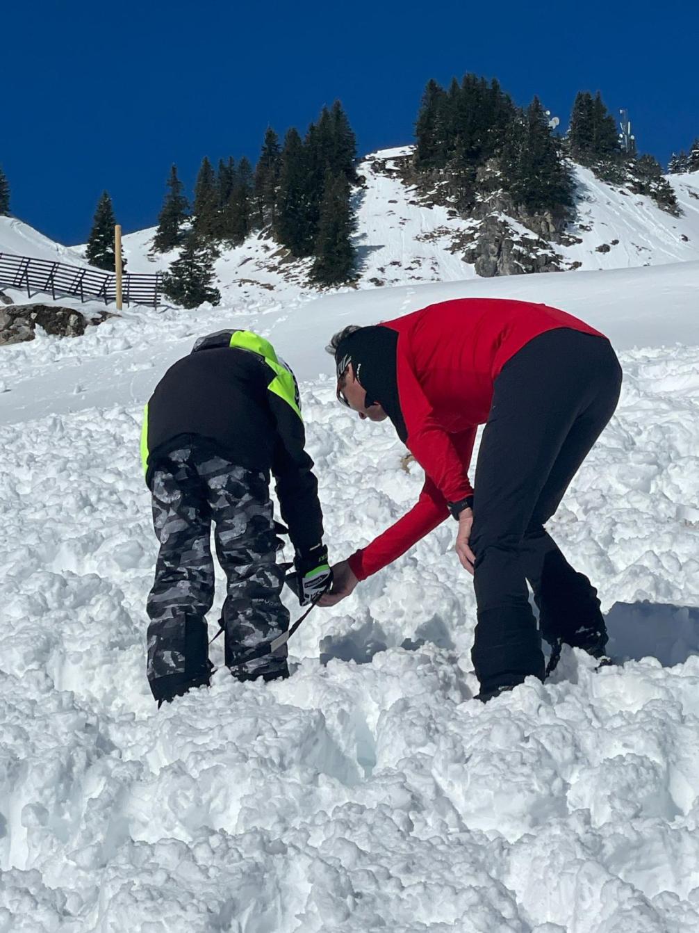 Bild zeigt Schüler mit Referent im Schnee