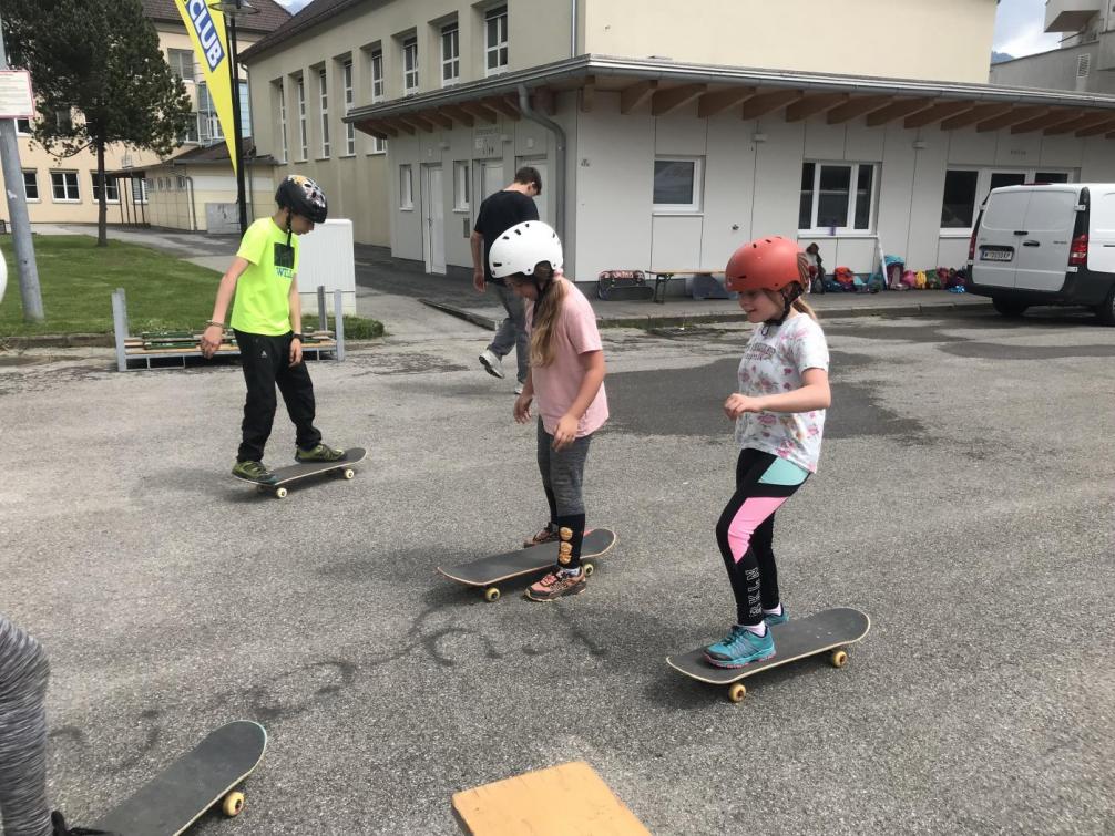 Bild zeigt Kinder auf Skateboards