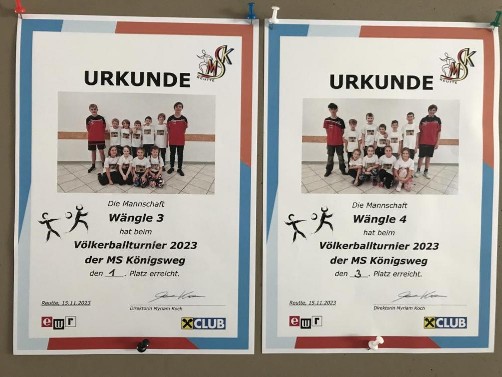 Im Bild sind die zwei Urkunden für den 1. und 3. Platz zu sehen.
