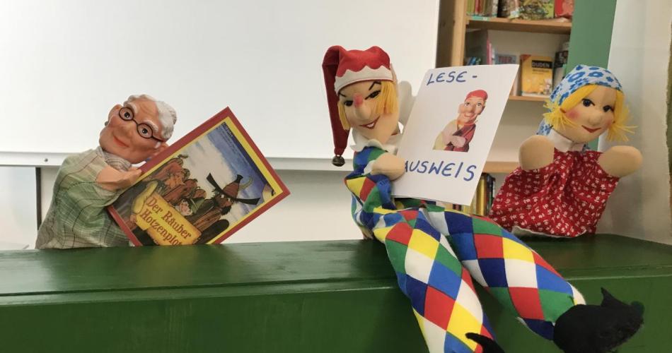 Bild zeigt die Handpuppen Oma, Kasperl und Gretl