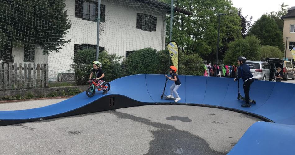 Bild zeigt Kinder auf Roller- und Radbahn