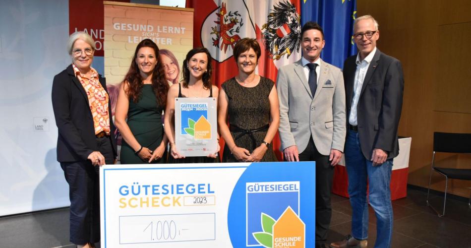 Bild zeigt LehrerInnen mit Bgm. Barbist Gütesbei der Übergabe des Gütesiegels