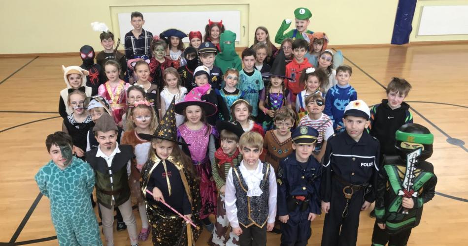 Auf dem Bild sind verkleidete Kinder zu sehen.