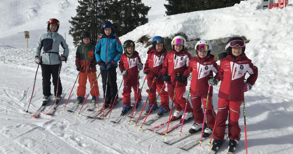 Das Bild zeigt Kinder in ihrer Skigruppe 