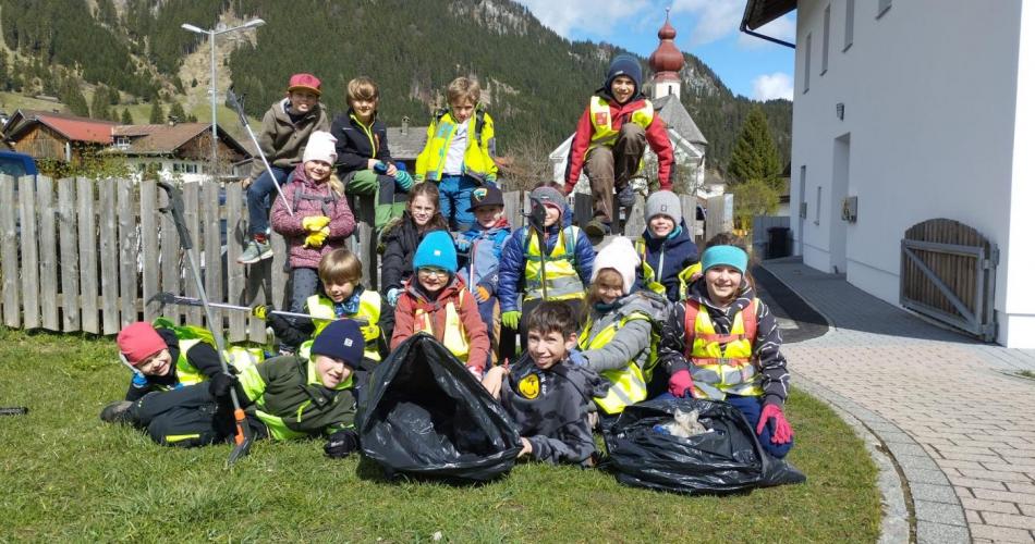 Kinder beim Dorfputz 