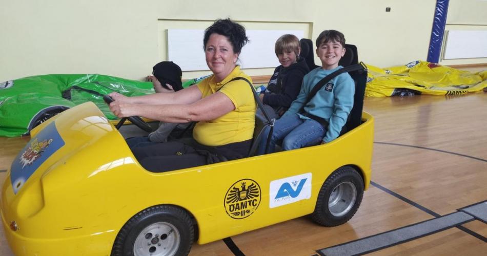 Kinder im Spielzeugauto des ÖAMTC