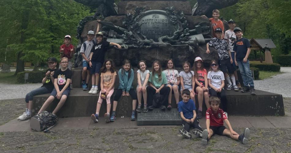 Kinder vor der Andreas Hofer Statue 