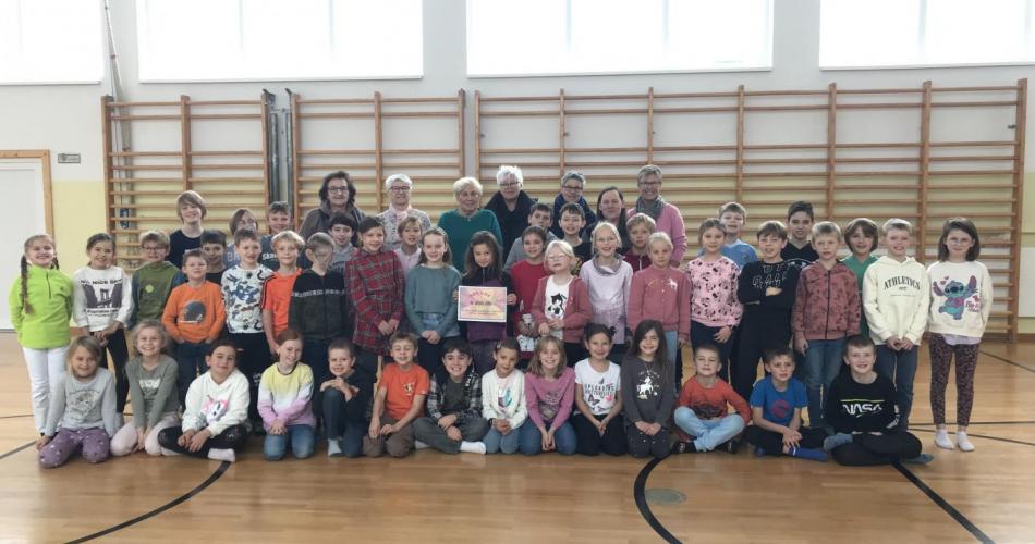 Gruppenfoto mit allen Kindern und Anklöpflerinnen 