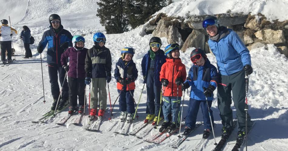 Skigruppe mit ihren Begleitpersonen 