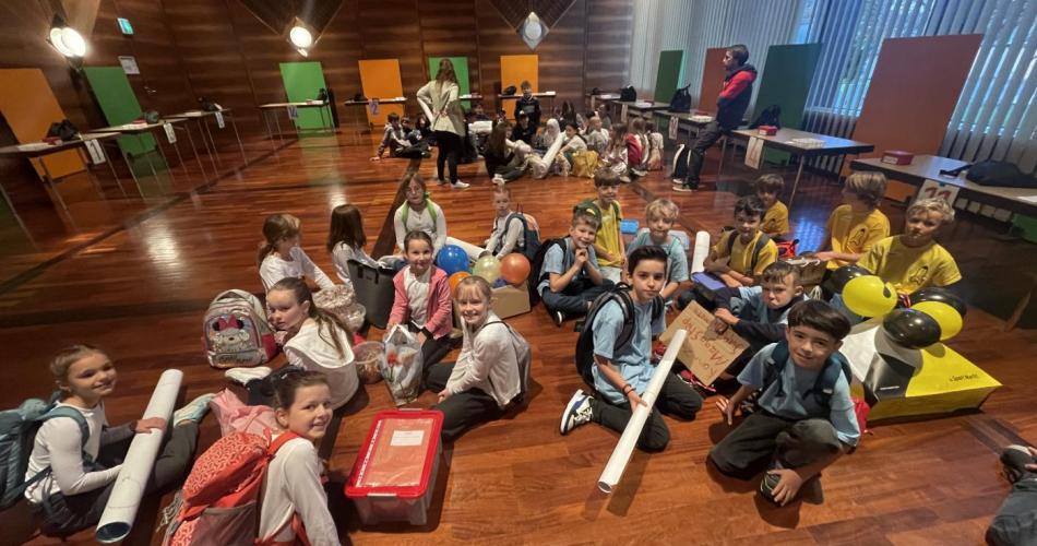 Kinder in der Wirtschaftskammer zu Beginn der Veranstaltung 