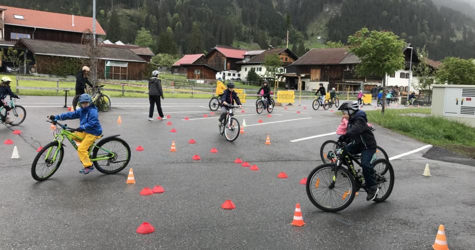 Kinder mit Fahrrädern auf dem Parkplatz 