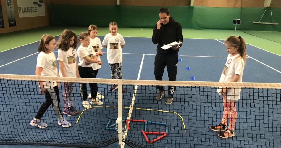 Kinder bei einer Besprechung einer Aufgabe 