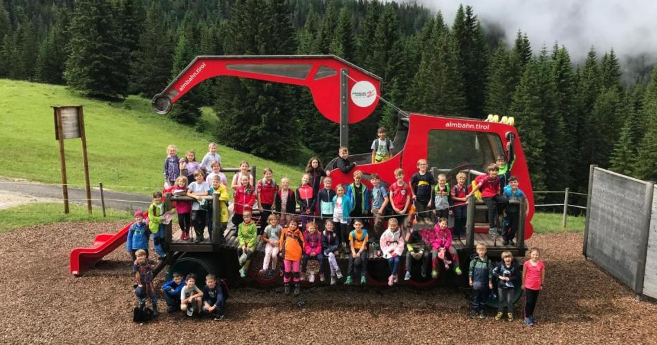 Gruppenbild bei großer Holzpistenraupe 