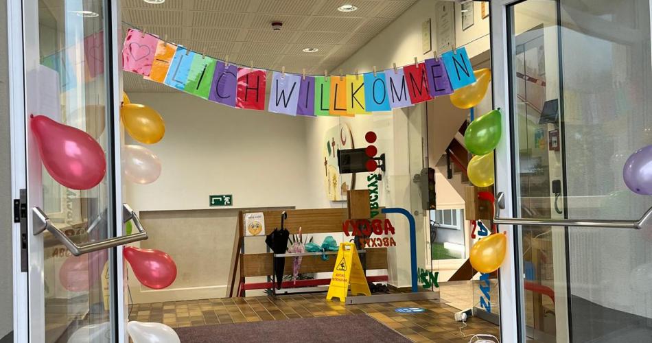 Geschmücktes Schultor 