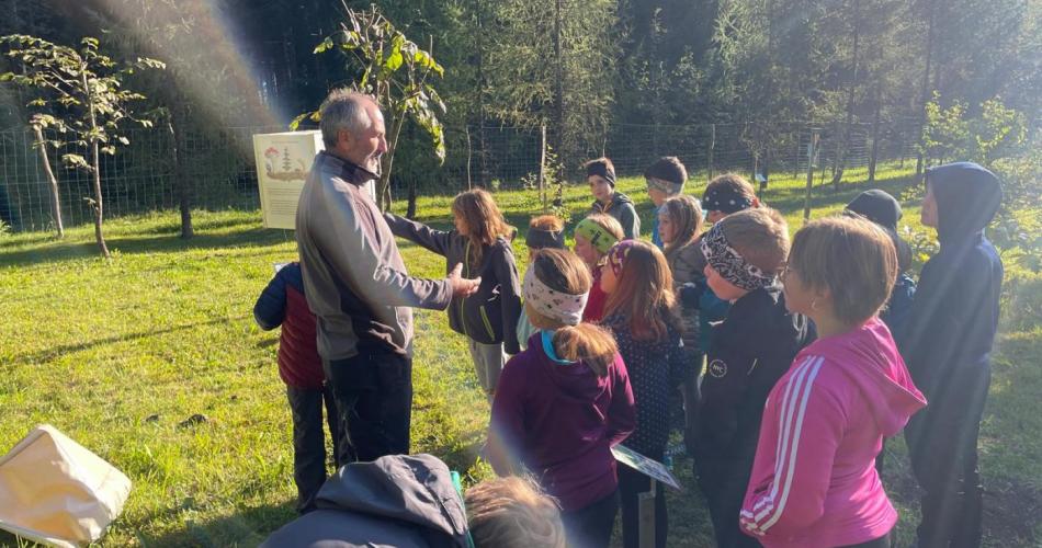 Kinder in der Waldschule mit Harald 