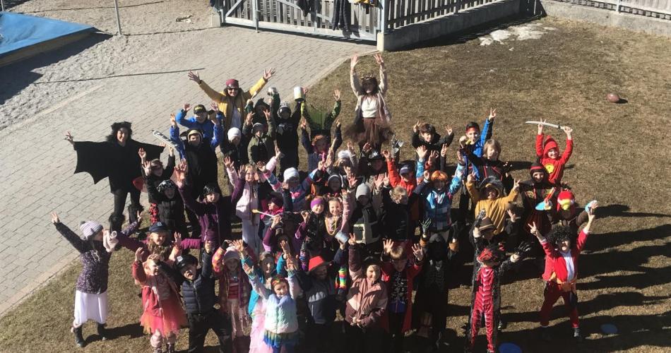 Alle Kinder auf dem Schulhof in ihren Kostümen 