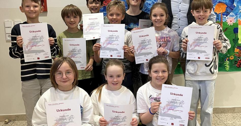 Kinder mit ihren Urkunden und Schulqualitätsmanager Simon 