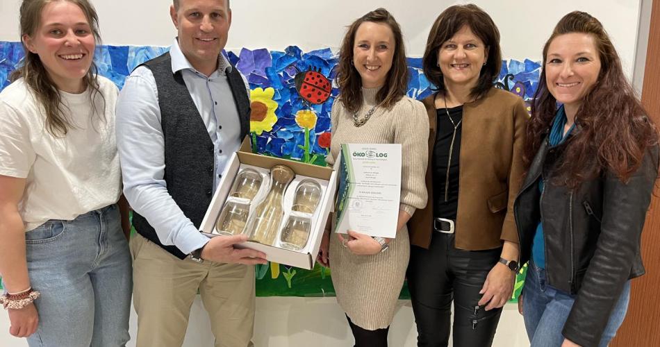 Lehrerinnenteam mit Schulqualitätsmanager und Urkunde 