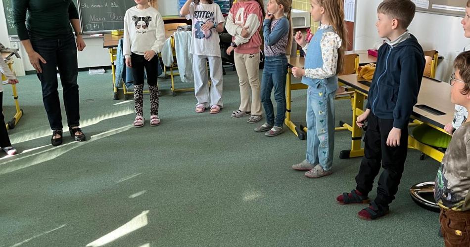 Kinder im Stehkreis mit Kursleiterin 