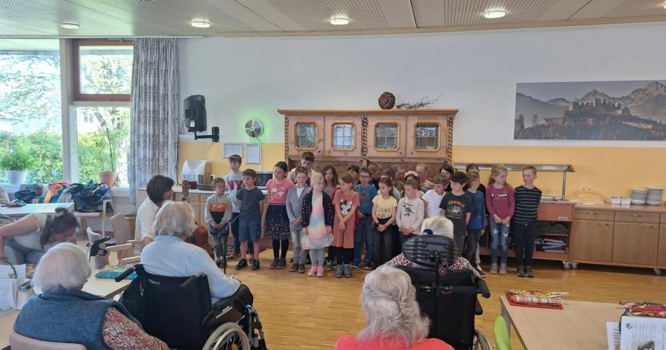 Kinder im Seniorenzentrum beim Singen