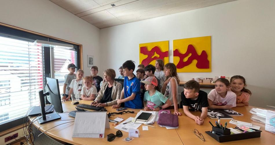 Bezirkshauptfrau mit Kindern am Computer 