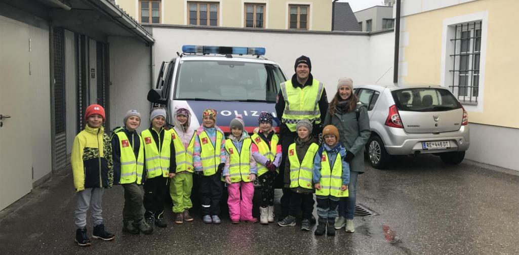 1. Klasse mit Lehrperson und Polizist