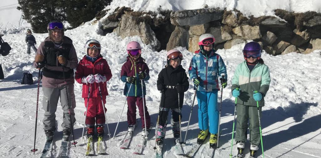 Skigruppe mit ihren Begleitpersonen