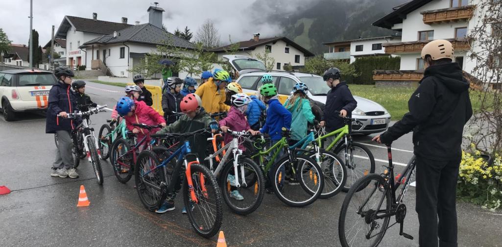 Kinder mit Fahrrädern auf dem Parkplatz