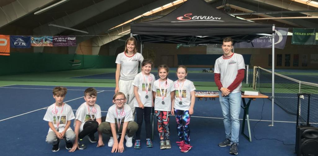 Kinder mit ihren Preisen