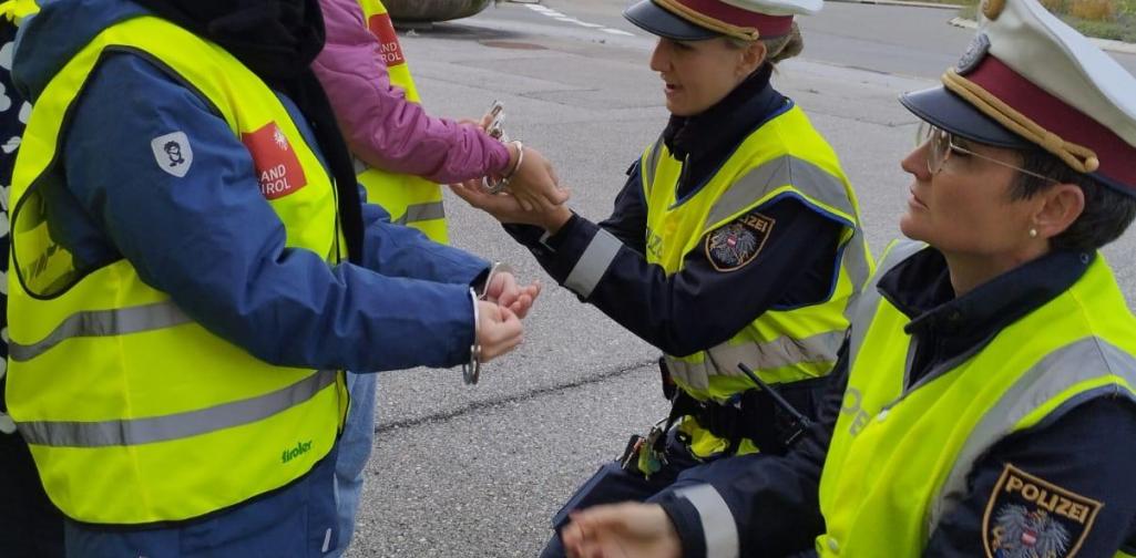 Verkehrserziehung 2 Kinder mit Polizisten