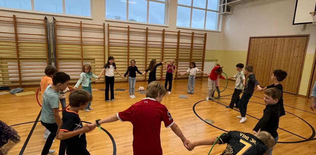 Schulstart 2 Kinder beim Spielen