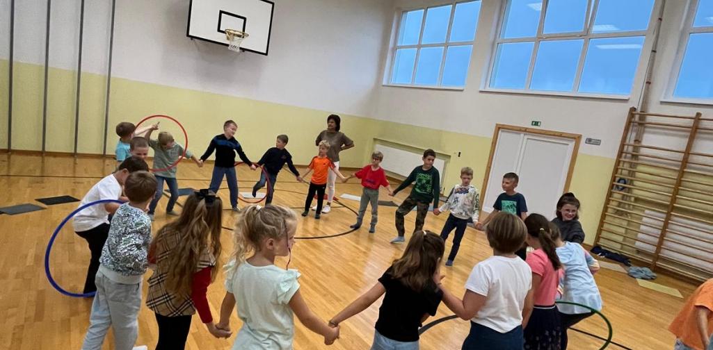 Schulstart 3 Kinder beim Spielen