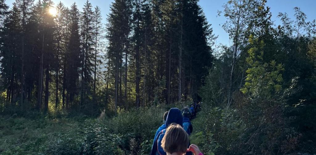 Waldschule 2 Kinder auf dem Weg in die Waldschule