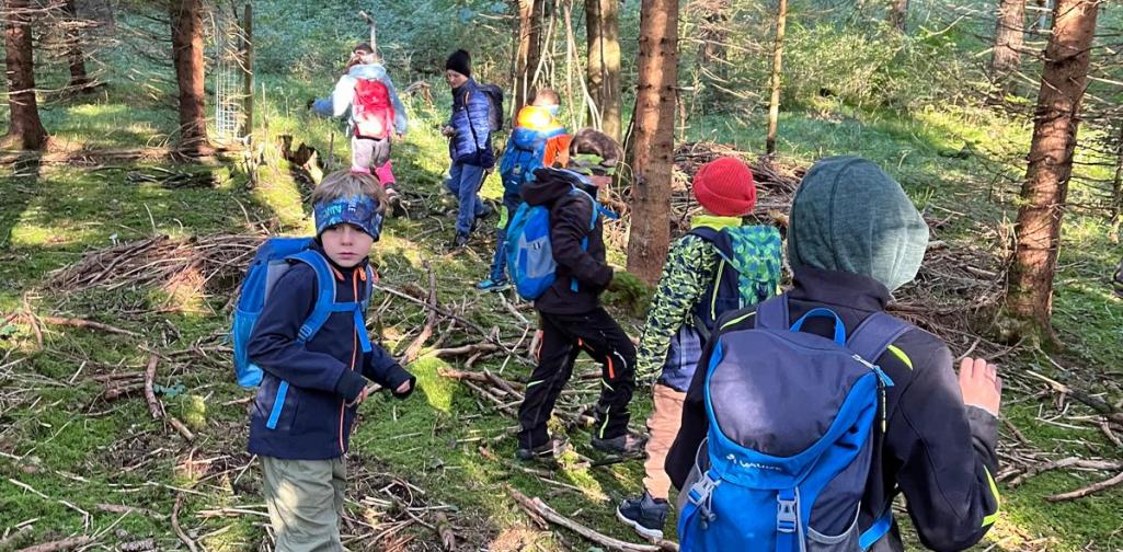 Waldschule 3 Kinder im Wald beim Gegenstände suchen