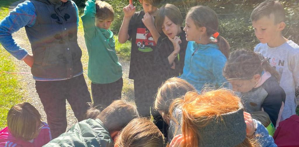 Waldschule 5 Kinder mit Lehrperson im Kreis