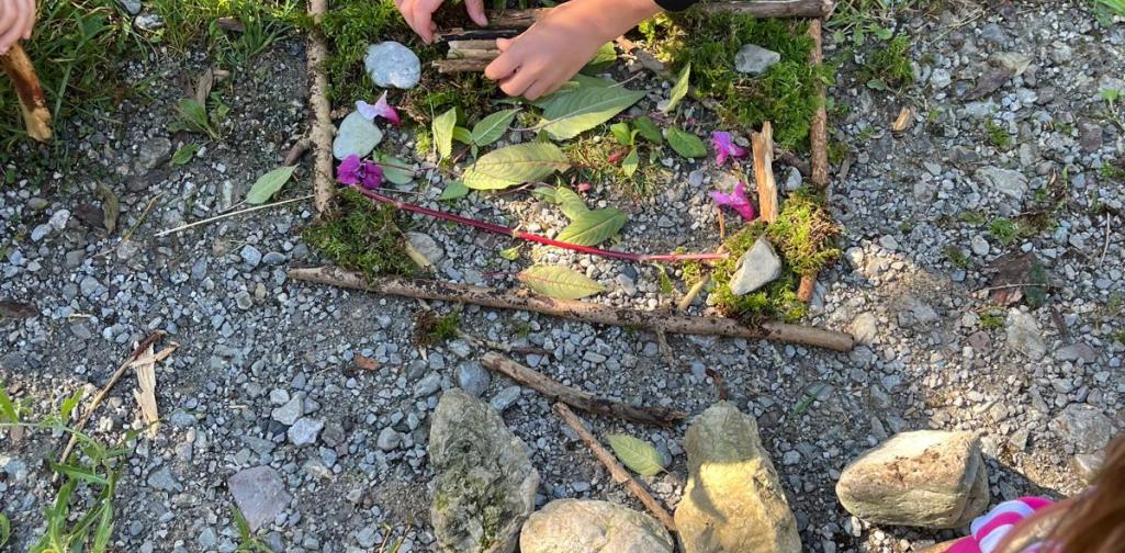 Waldschule 7 Kinder mit Naturmandala